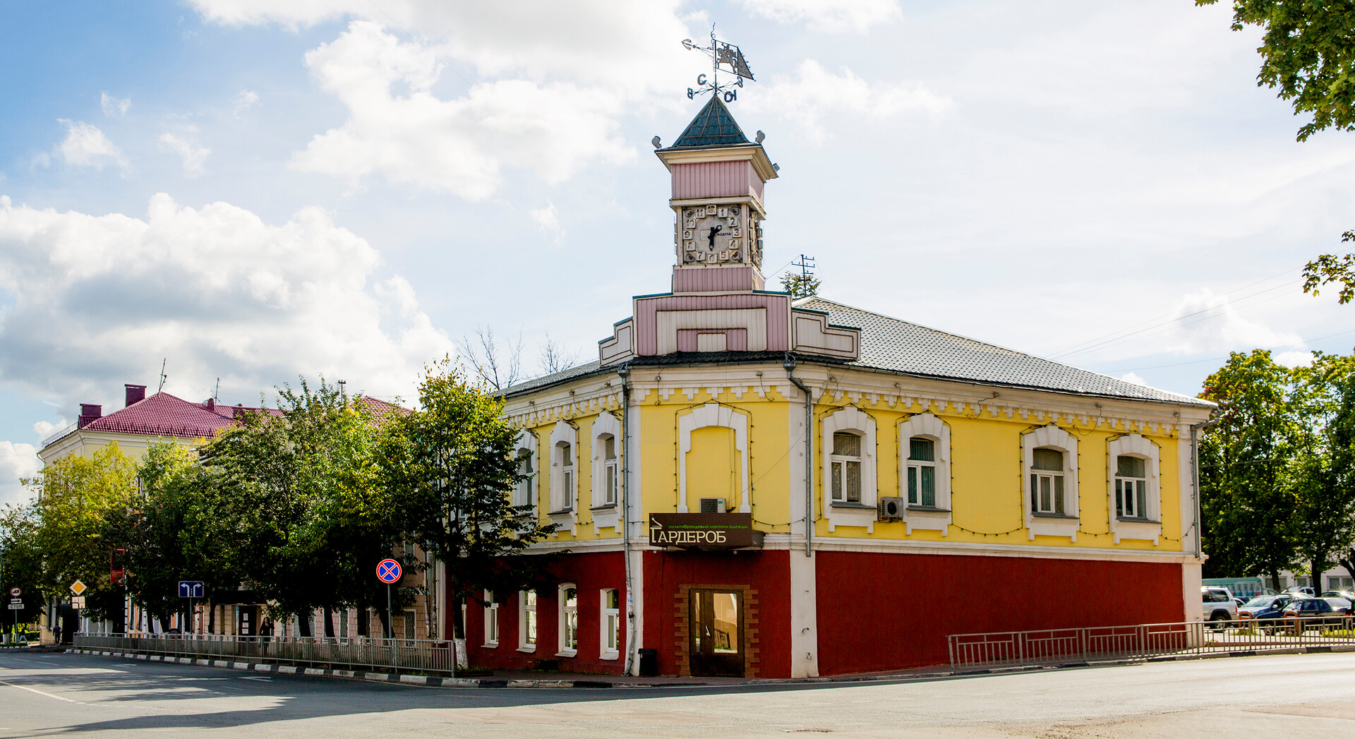 Купеческий дом с башенкой с городскими часами