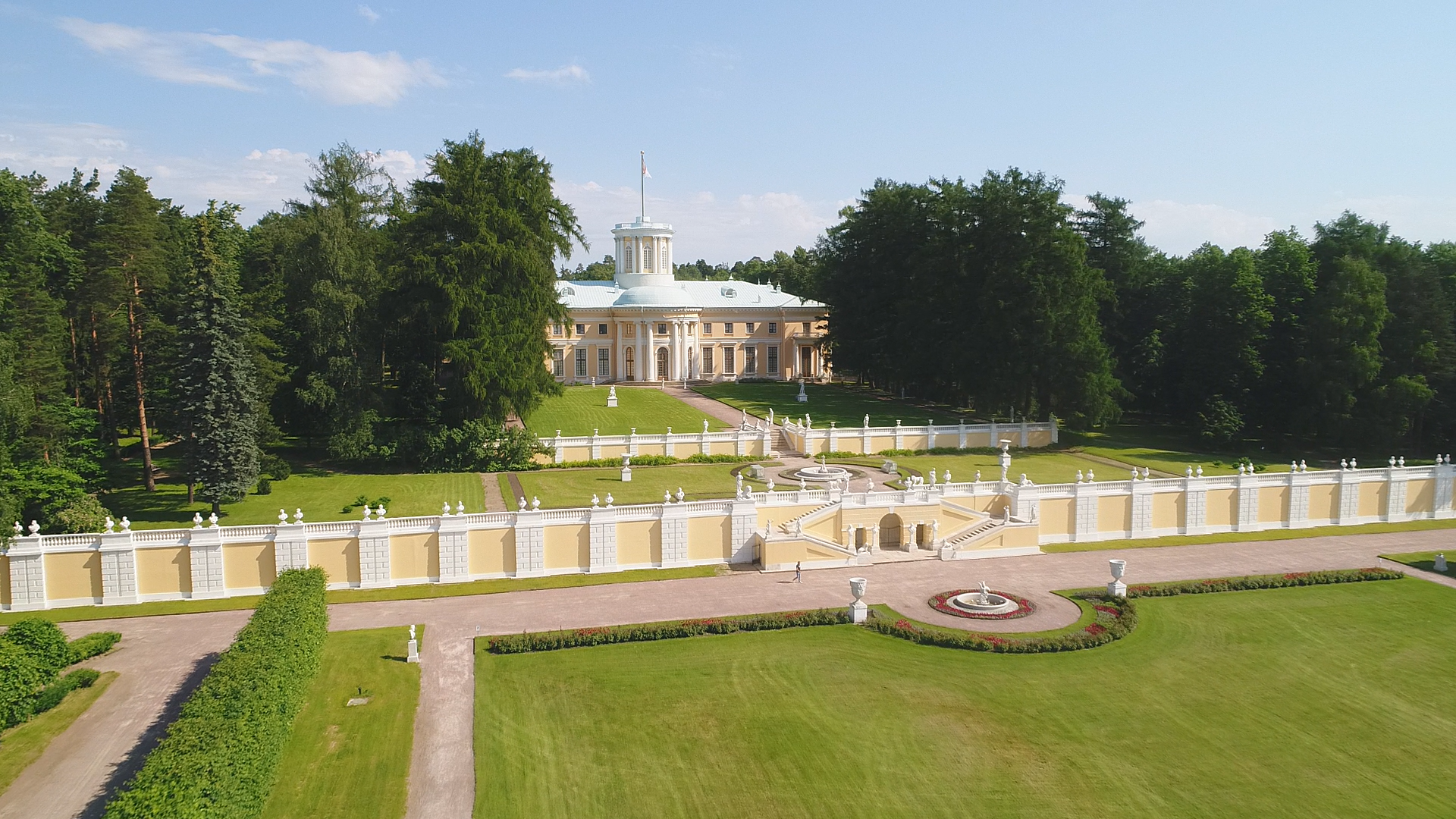 Парк, раскинувшийся на большей территории усадьбы, подарил Архангельскому и второе название — «подмосковный Версаль»