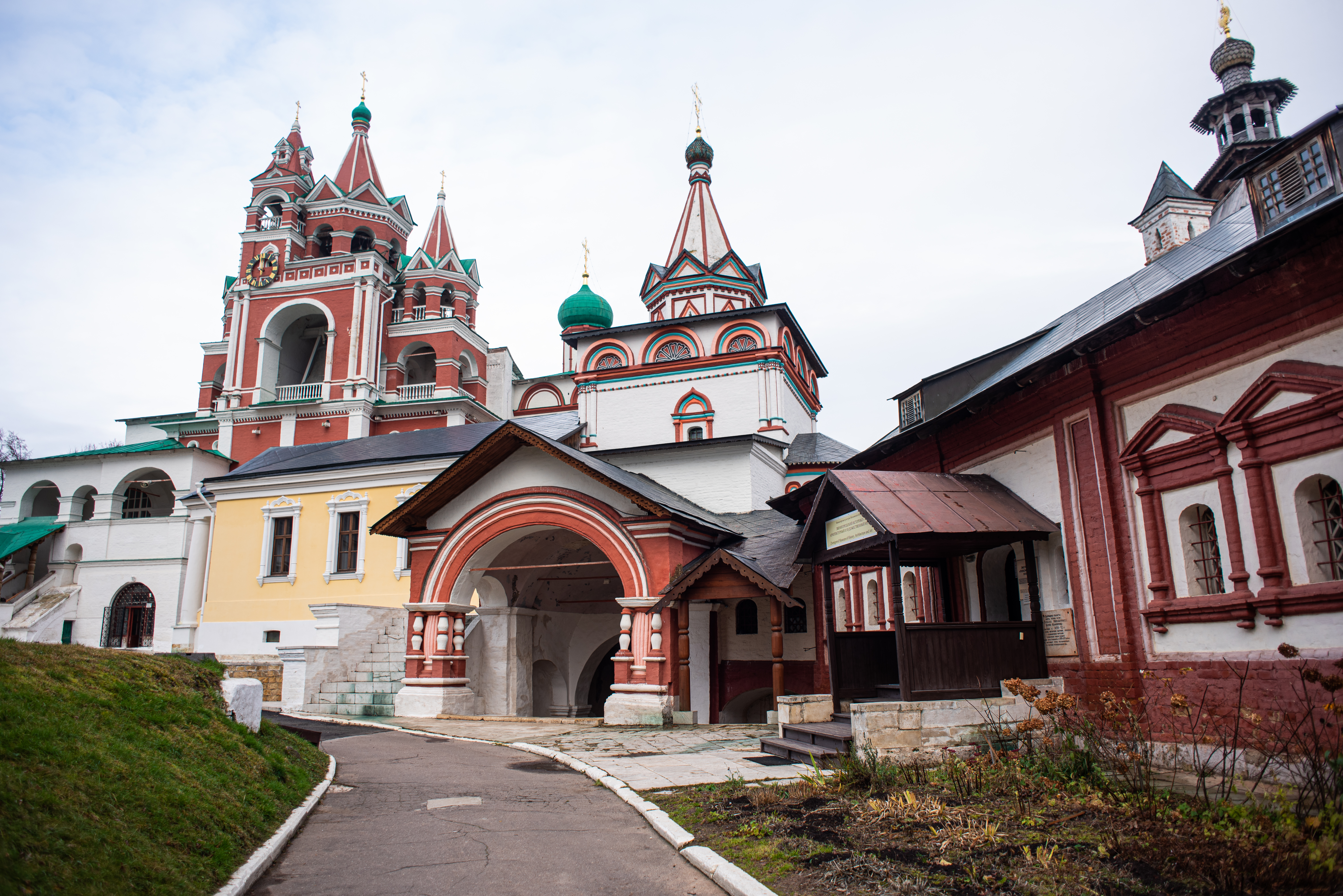 Монастырь является самой знаковой достопримечательностью древнего города Звенигорода