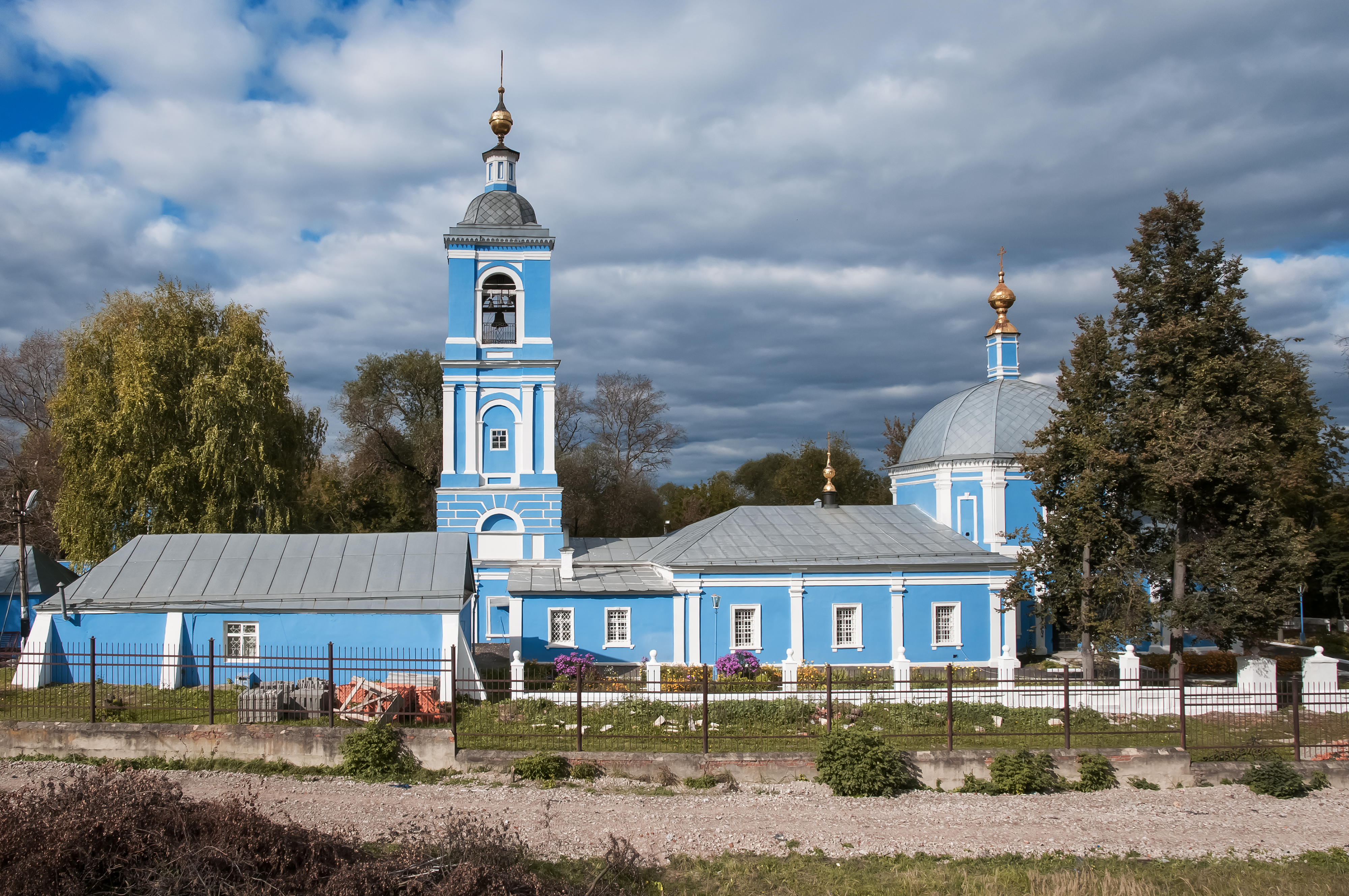 Первоначально церковь выглядела более скромно — у нее не было колокольни и трапезная имела другой вид