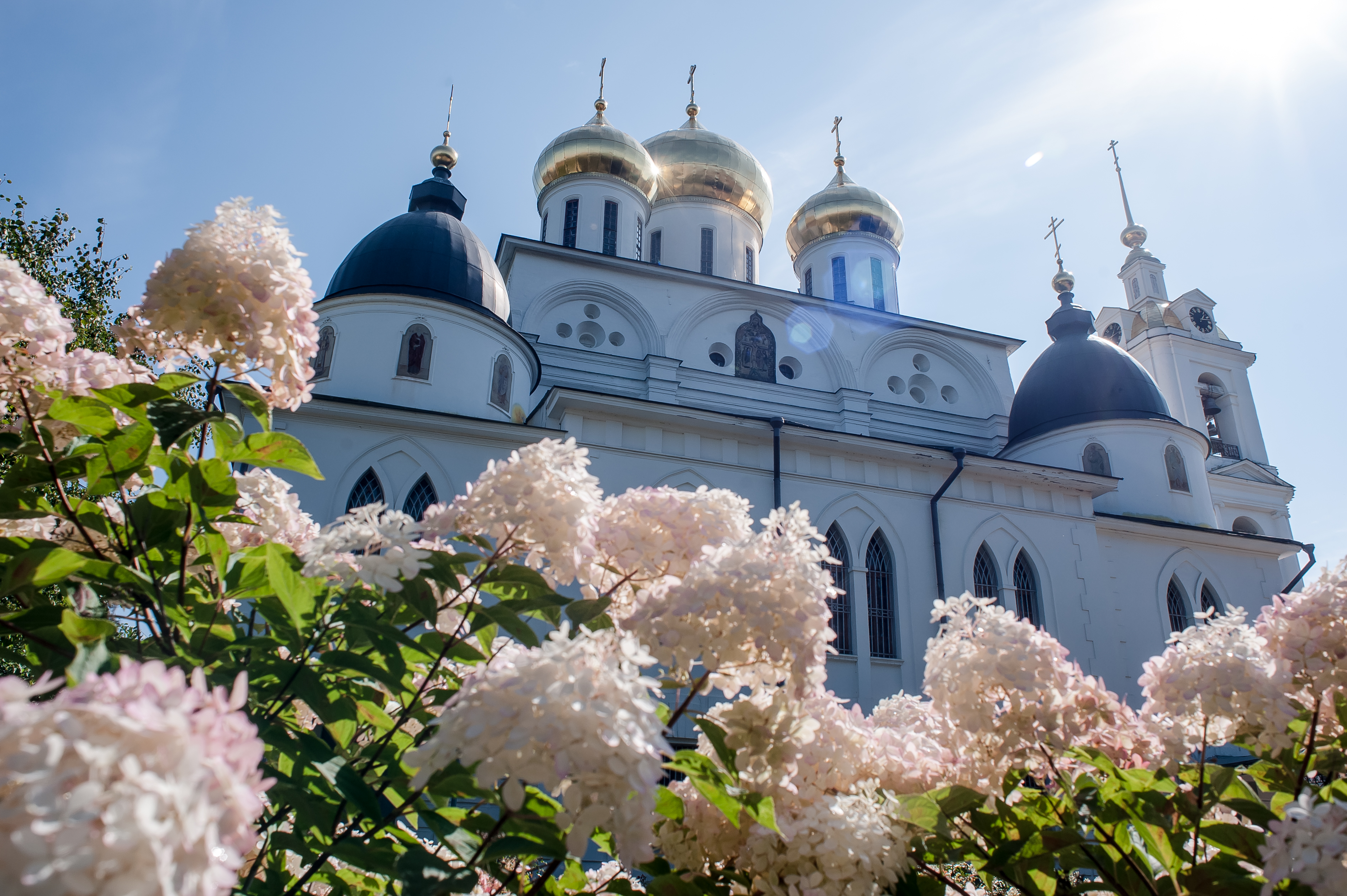 Успенский кафедральный собор строился в начале XVI века, когда Дмитровом правил князь Юрий Иванович, брат московского князя Василия III 