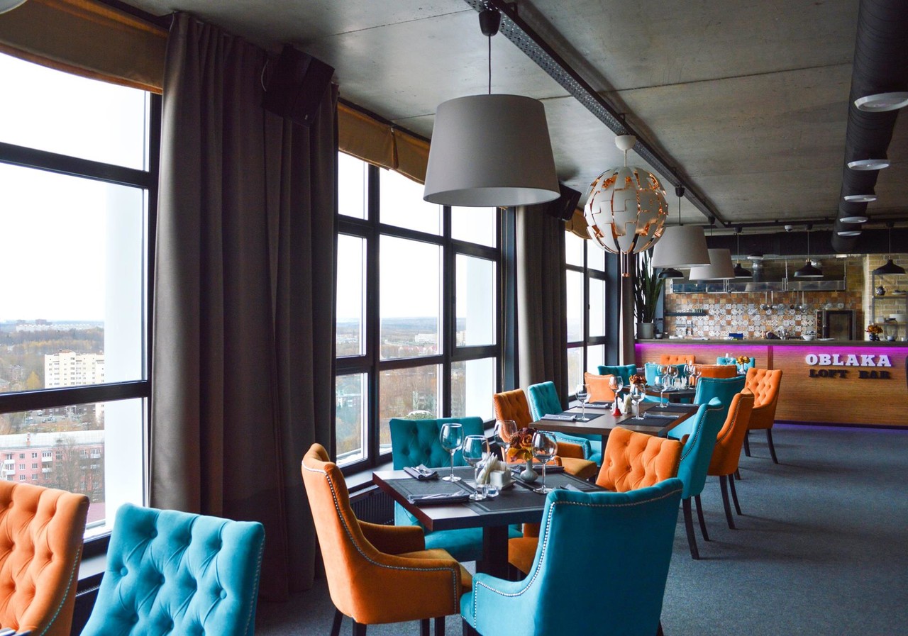 Oblaka Loft Bar получил свое название не случайно — это место с панорамным видом на Клин с высоты 18 этажа