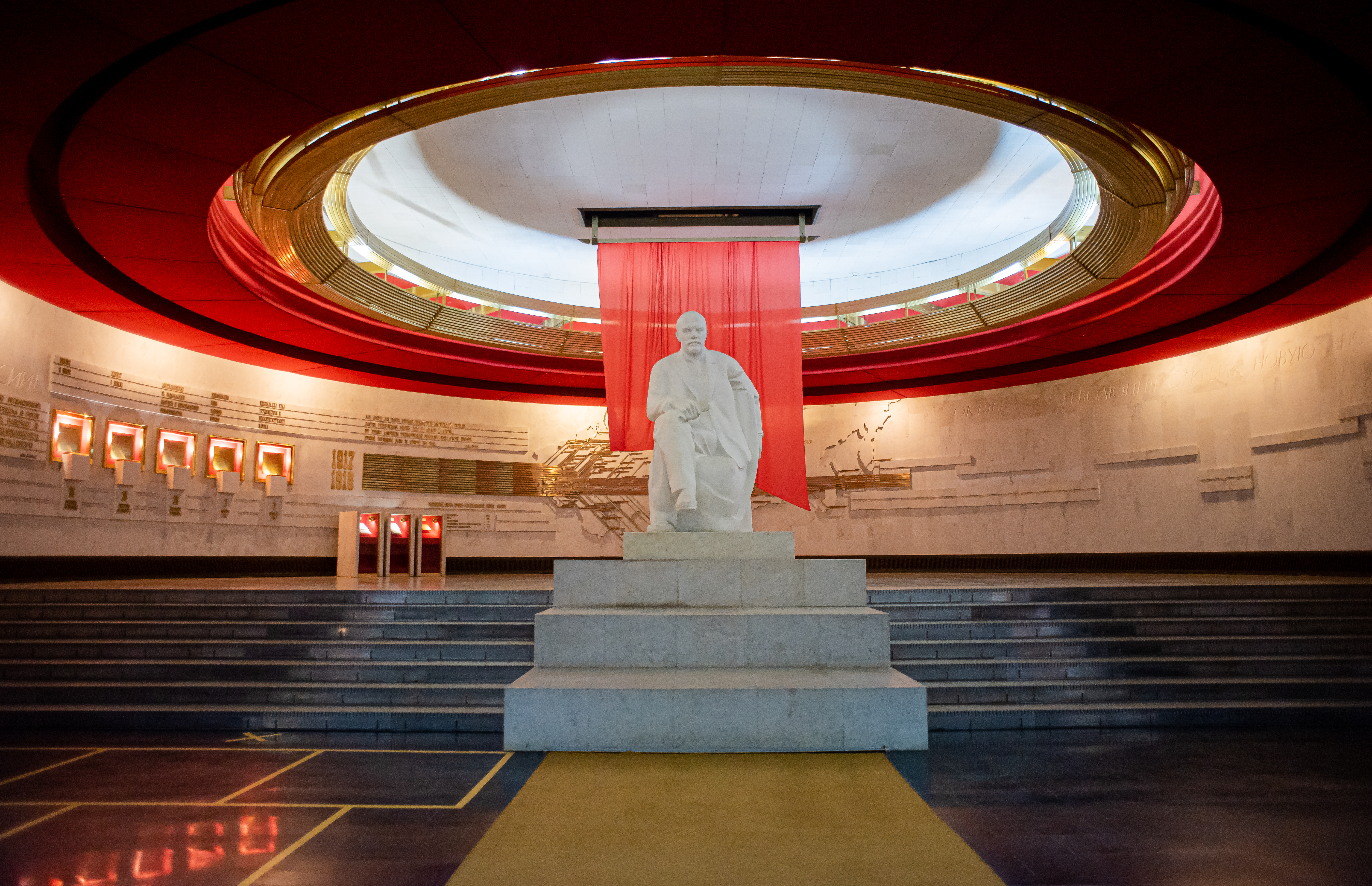 Музей В.И. Ленина был построен на территории музея-заповедника в конце 80-х годов прошлого столетия. Экспозиция рассказывает о жизни и работе вождя, об истории России с 1917 по 1924 год