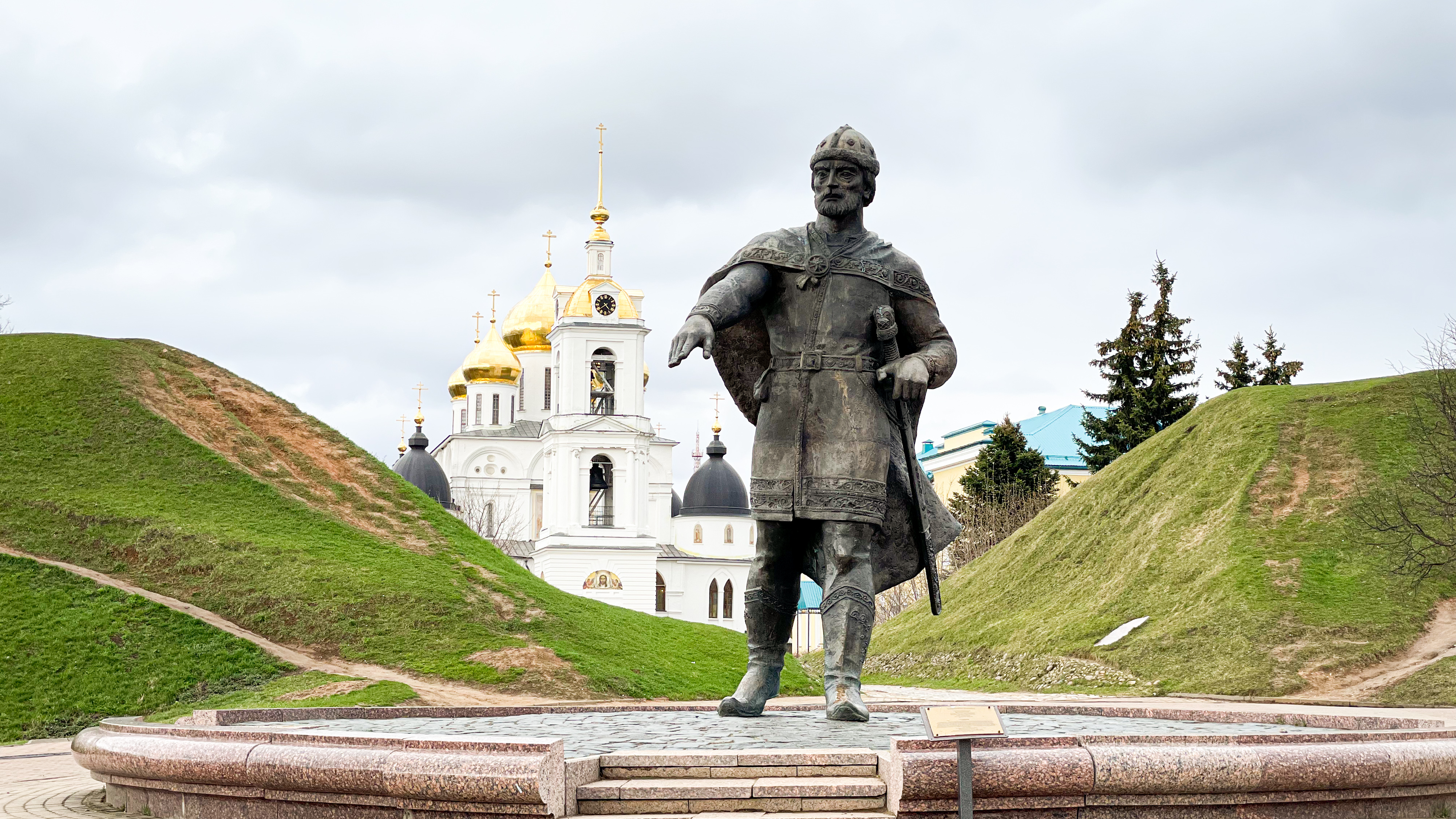 Дмитров основал Юрий Долгорукий спустя семь лет после закладки Москвы. Памятник великому князю расположен между валами у южного входа Дмитровского кремля