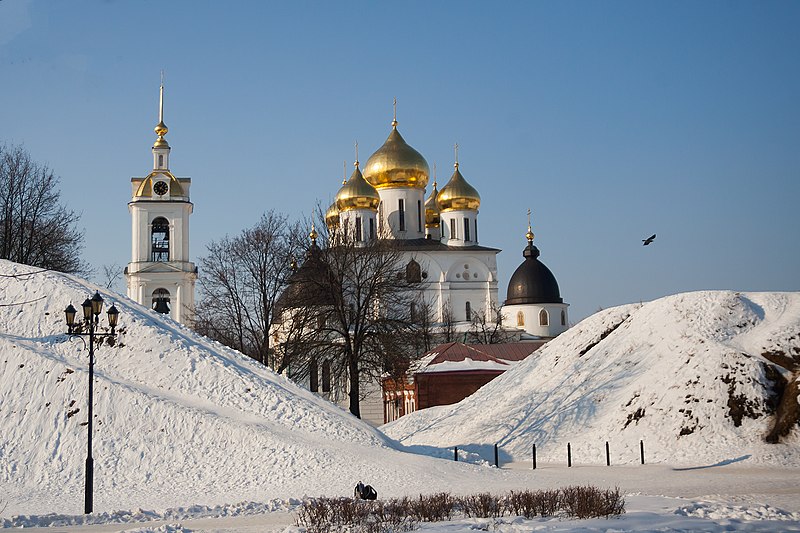 Территория Дмитровского кремля