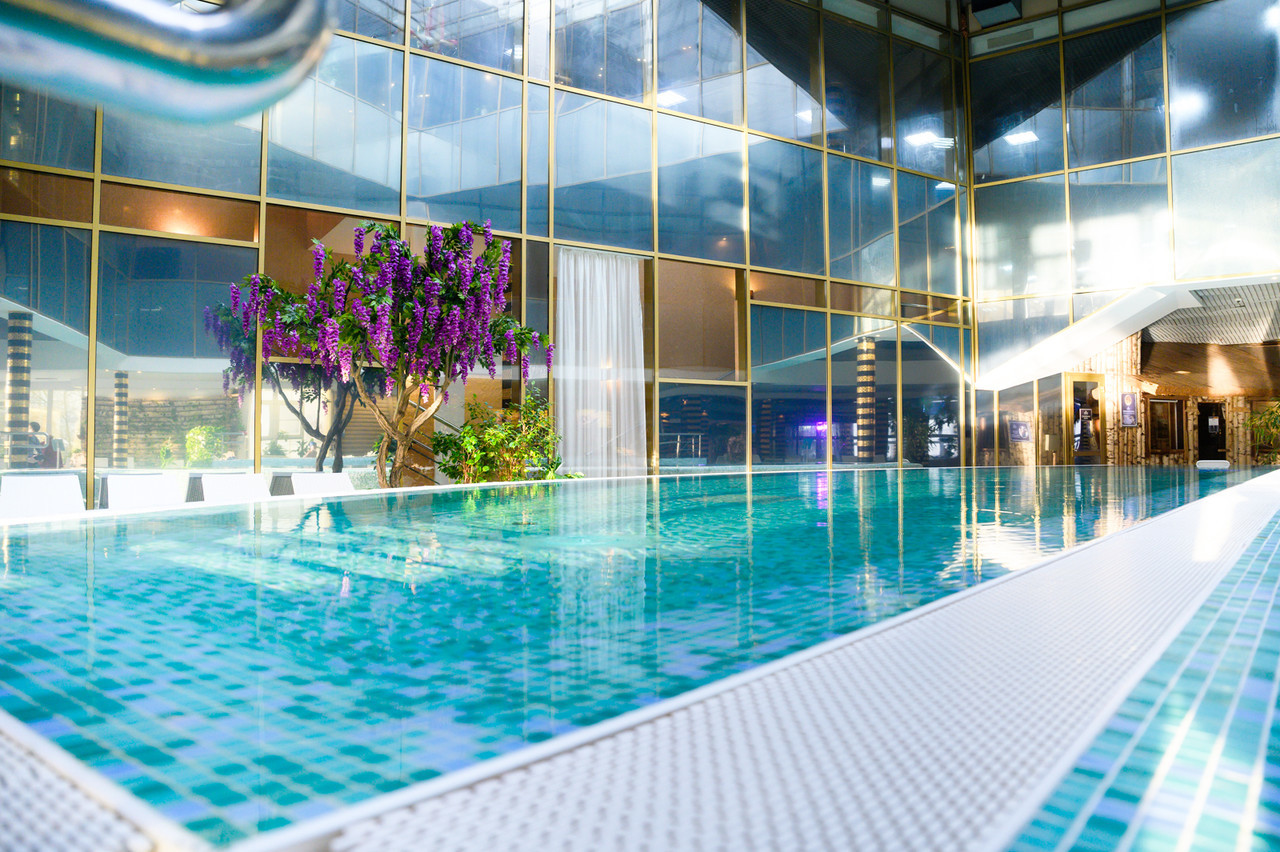 Бассейн в отеле Grand Wellness 