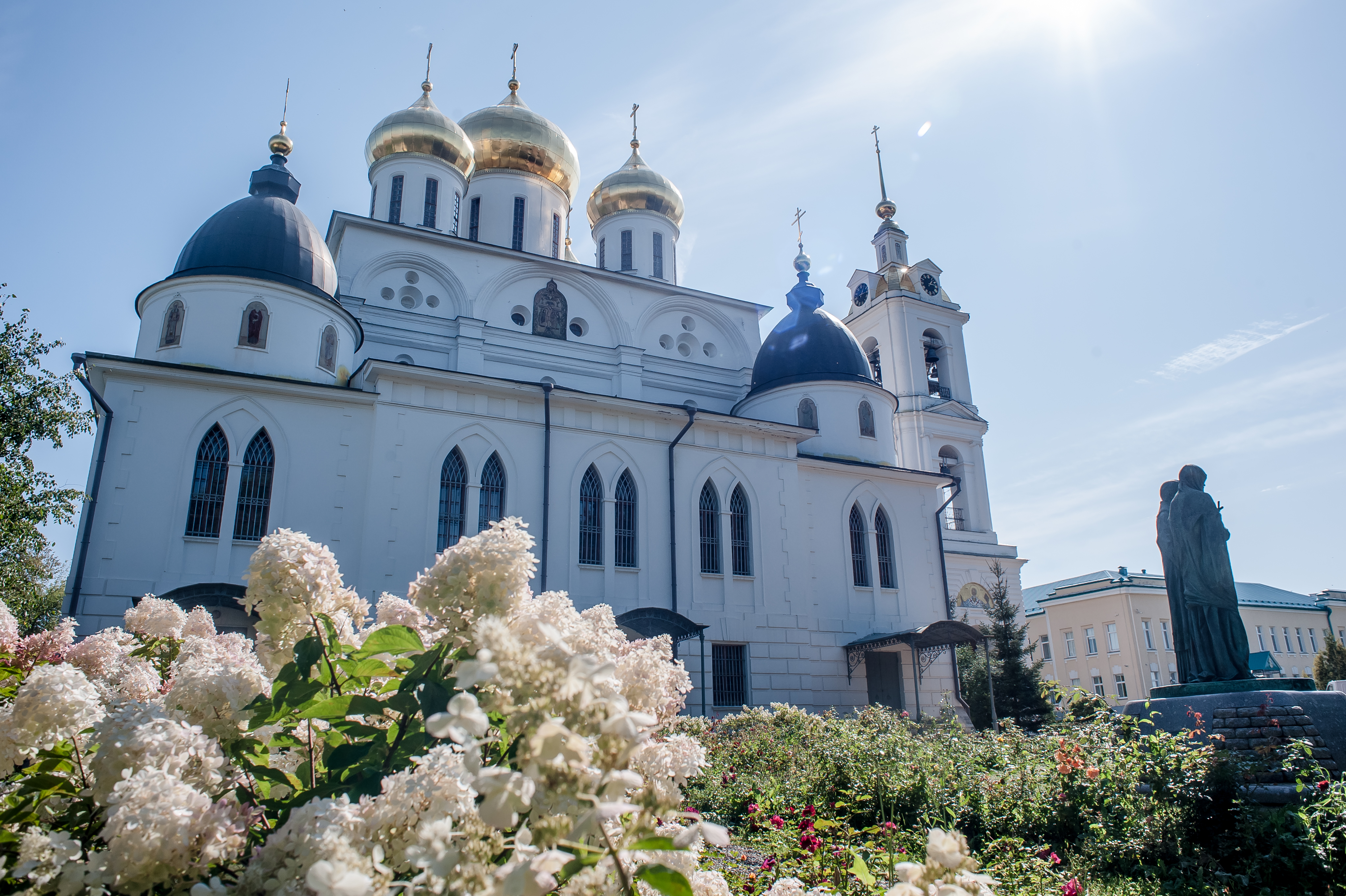 Территория Дмитровского кремля